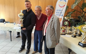 Kévin LAGIER, Président de La Saulce reçoit le trophée pour le titre de Champion de France Simple M4  de Stéphane QUICHOT
