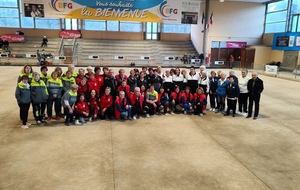 Les  joueuses avec le Président du District et Gérard VERGER, la cheville ouvrière de cette journée.