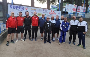 Champion du District Quadrettes M3 la BFG  (P. Paoli) et l'équipe finale la Boule Champsaurine (R. Amar) en compagnie du Président du District des Alpes (JP Eyraud) , du Président de l'Amicale Boule Veynoise (Sylvain Vachot), du Président de l'OMS de Veynes (Jean Fabien Vachot) et de Eric Oliva l'arbitre de cette journée.