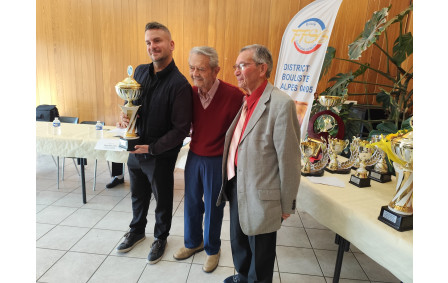 Kévin LAGIER, Président de La Saulce reçoit le trophée pour le titre de Champion de France Simple M4  de Stéphane QUICHOT